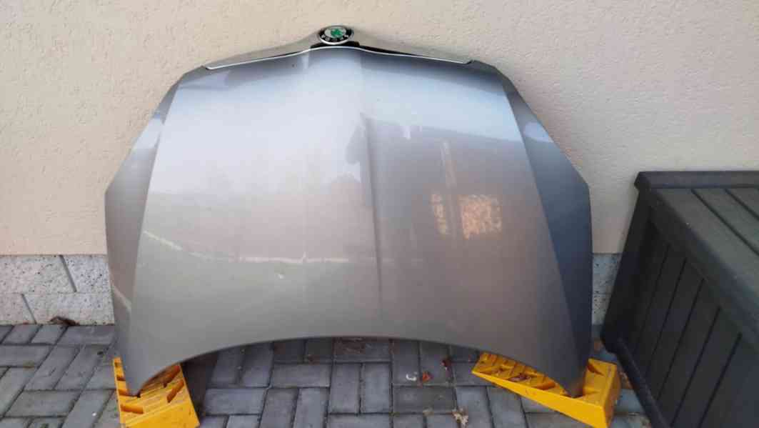 ŠKODA FABIA II nebo ROOMSTER - kapota - foto 2