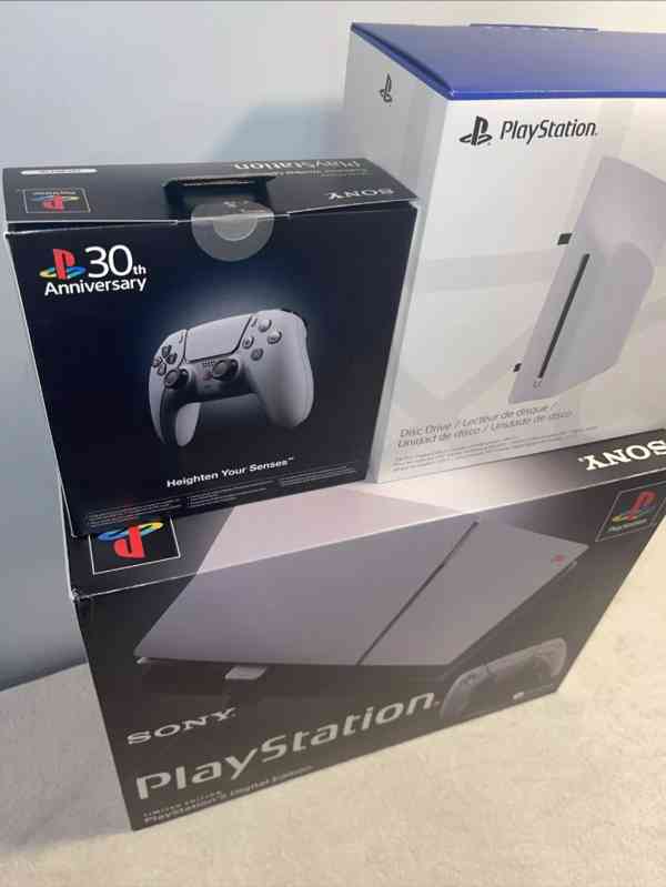 PlayStation 5 30th Anniversary Limited Edition Slim Bundle - foto 3