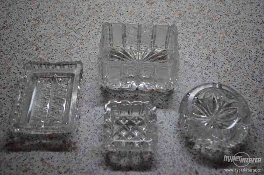 Prodám 4 skleněné popelníky z křišťálového skla - foto 1