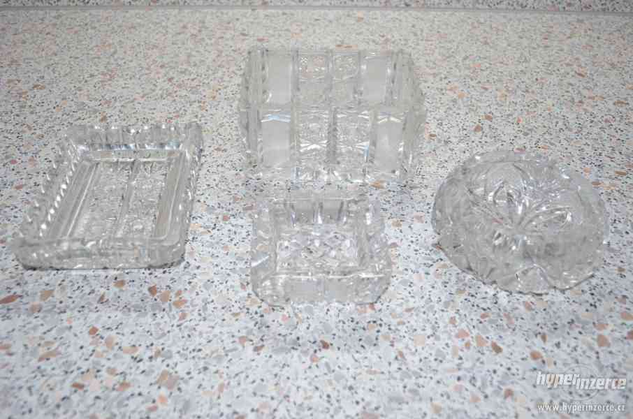 Prodám 4 skleněné popelníky z křišťálového skla - foto 2