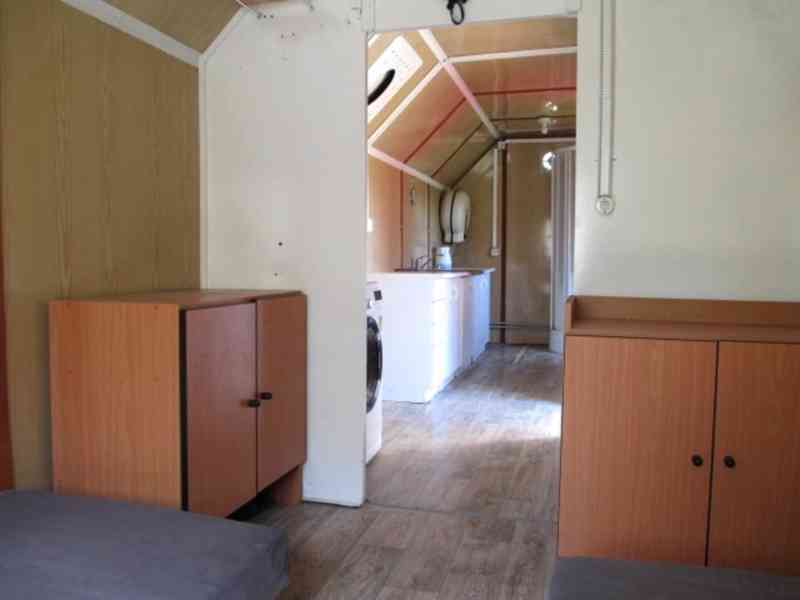 Obytná maringotka 8 m x 2,4 m, zateplená, pojízdná - foto 12