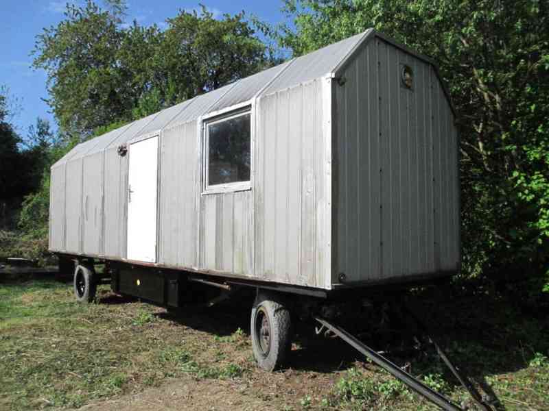 Obytná maringotka 8 m x 2,4 m, zateplená, pojízdná - foto 2