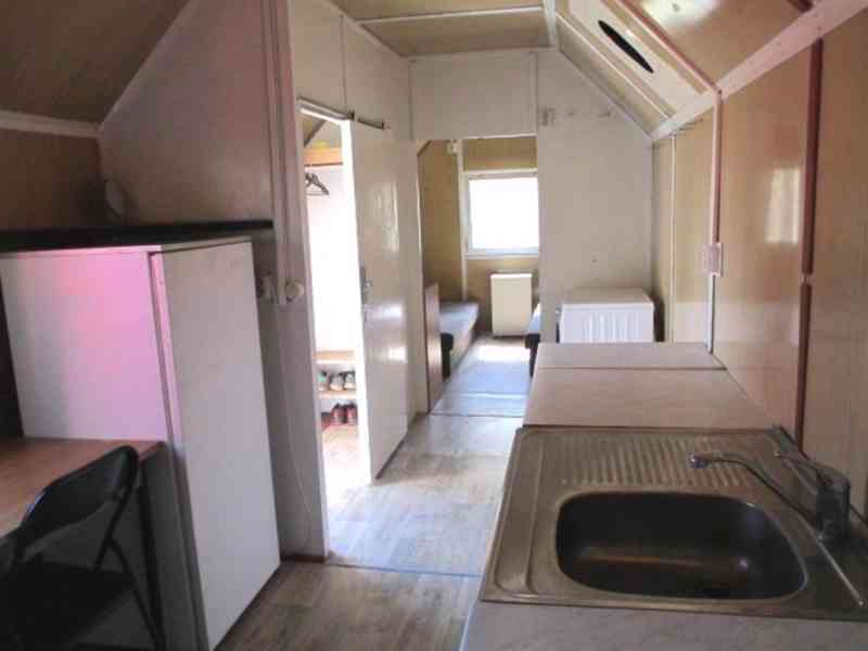 Obytná maringotka 8 m x 2,4 m, zateplená, pojízdná - foto 9