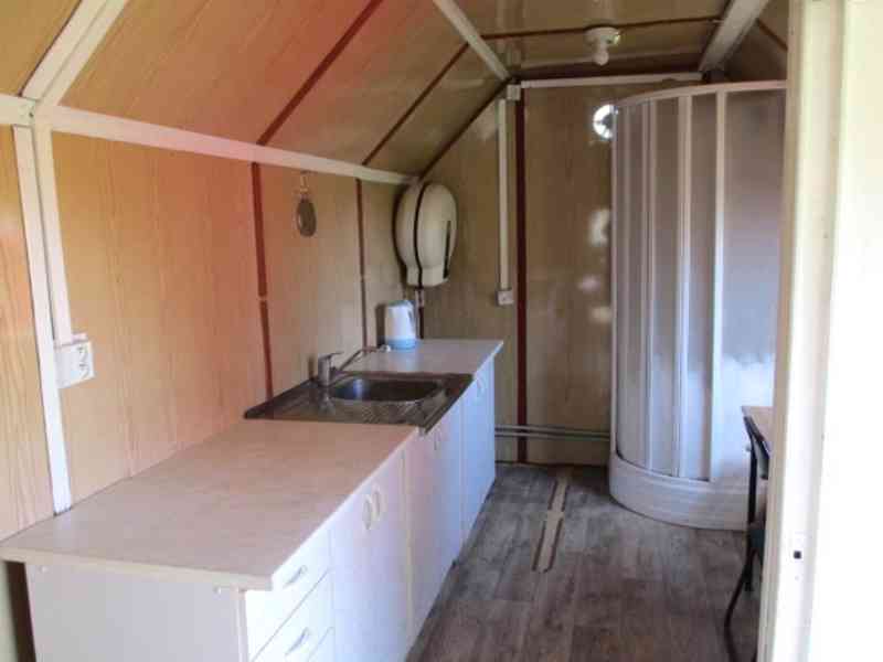 Obytná maringotka 8 m x 2,4 m, zateplená, pojízdná - foto 5