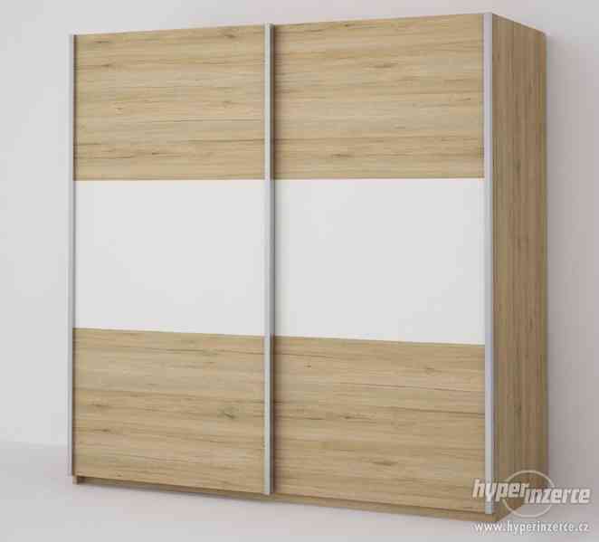 Prodám skříň šatní sonoma s bílou s posuvnými dveřmi - foto 1