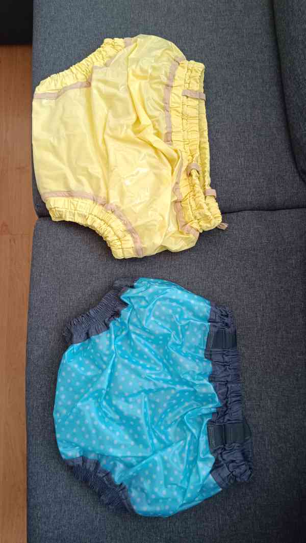 Prodám 4 ks, PVC klahotek,a 2 balení plenkových kalhotek. - foto 2