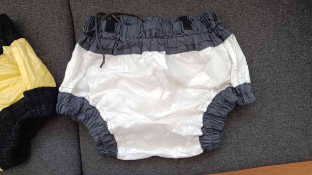 Prodám 4 ks, PVC klahotek,a 2 balení plenkových kalhotek. - foto 8