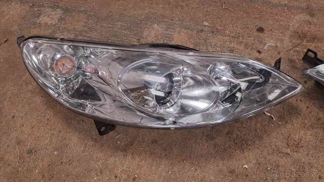 Přední světla Peugeot 407,Rok stará, Cena je za 1 kus 1490kč - foto 3