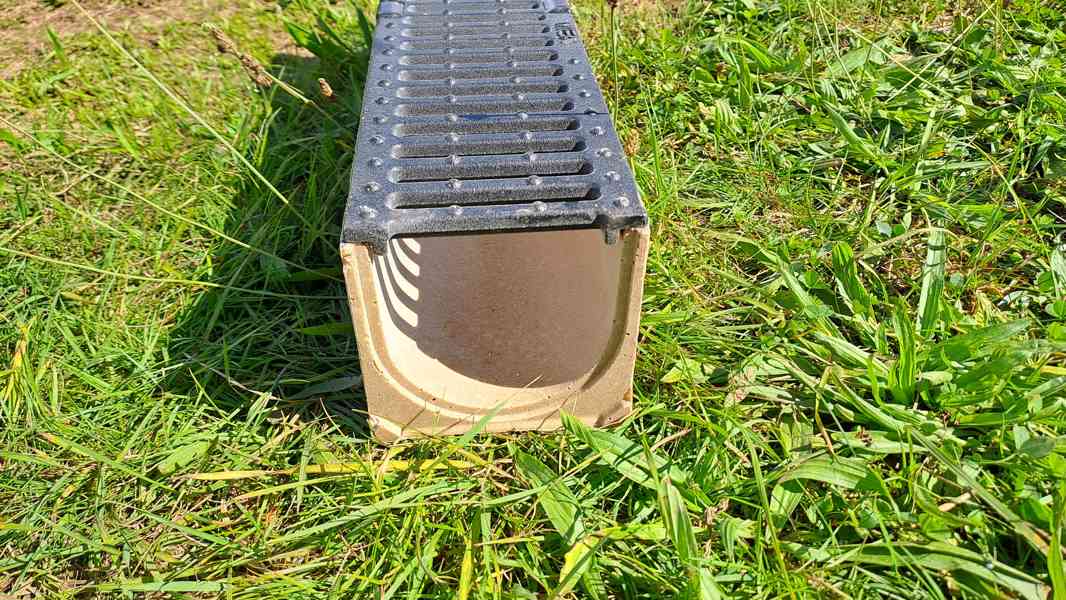 Odvodňovací žlab SELF LINE 100/110 s litinovým roštem - foto 2