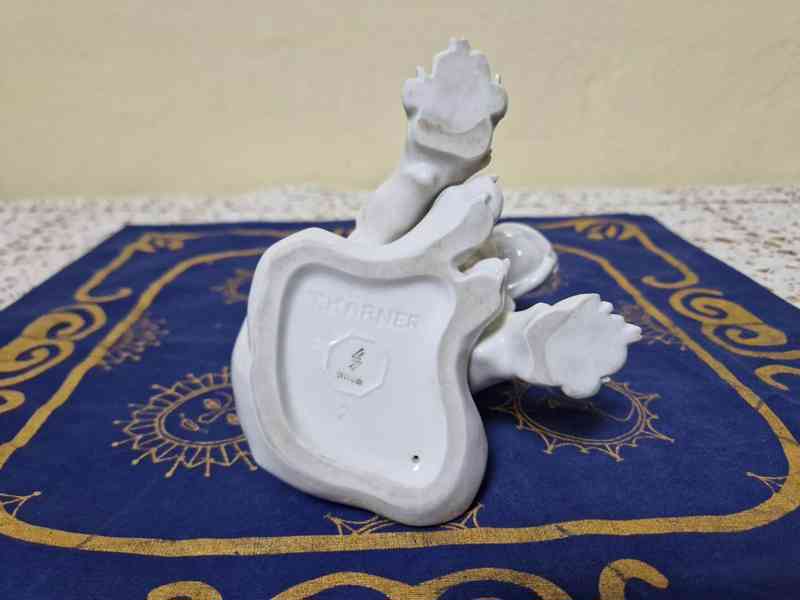Bílá porcelánová soška Sedící Pes Allach Th. Karner - foto 8