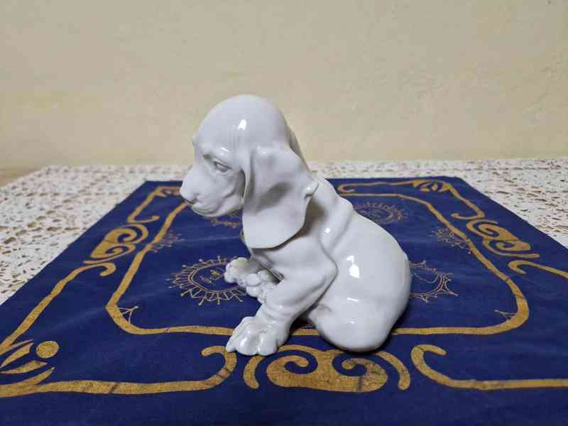 Bílá porcelánová soška Sedící Pes Allach Th. Karner - foto 5