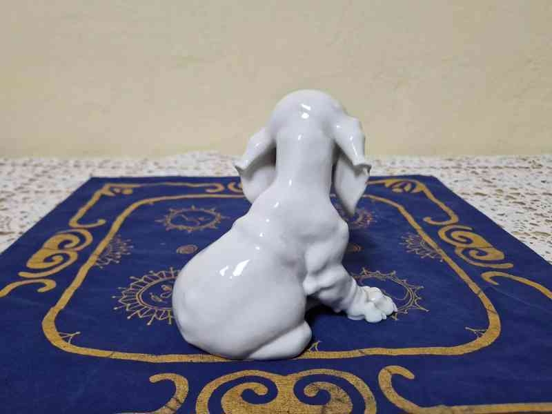 Bílá porcelánová soška Sedící Pes Allach Th. Karner - foto 7