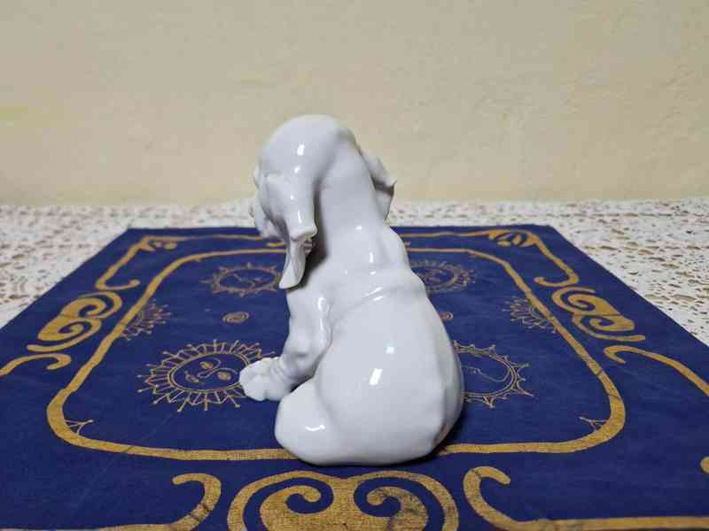 Bílá porcelánová soška Sedící Pes Allach Th. Karner - foto 6