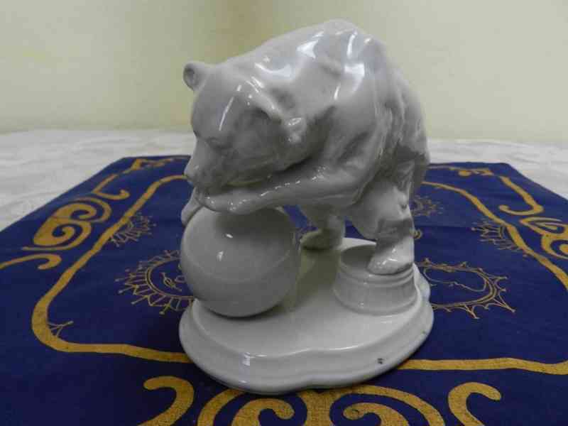 Málo vídaná bílá plastika Medvěd Horní Slavkov - foto 3
