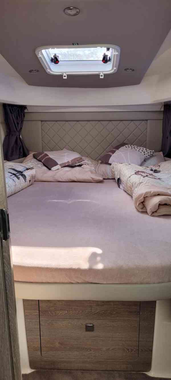  Kajutová loď QUICKSILVER ACTIV 905 Weekend MERCURY F 350 L6 - foto 11