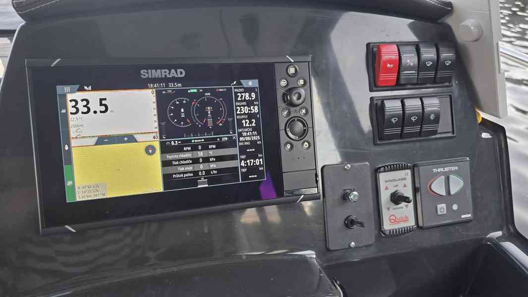  Kajutová loď QUICKSILVER ACTIV 905 Weekend MERCURY F 350 L6 - foto 8