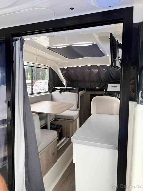  Kajutová loď QUICKSILVER ACTIV 905 Weekend MERCURY F 350 L6 - foto 13