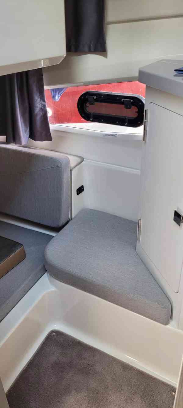  Kajutová loď QUICKSILVER ACTIV 905 Weekend MERCURY F 350 L6 - foto 15