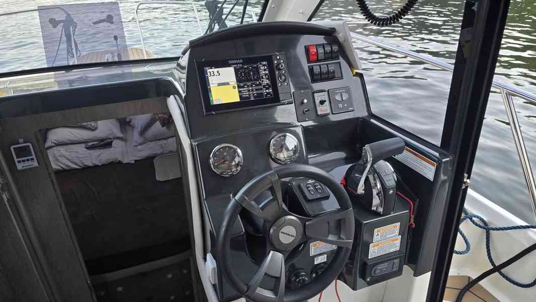  Kajutová loď QUICKSILVER ACTIV 905 Weekend MERCURY F 350 L6 - foto 6