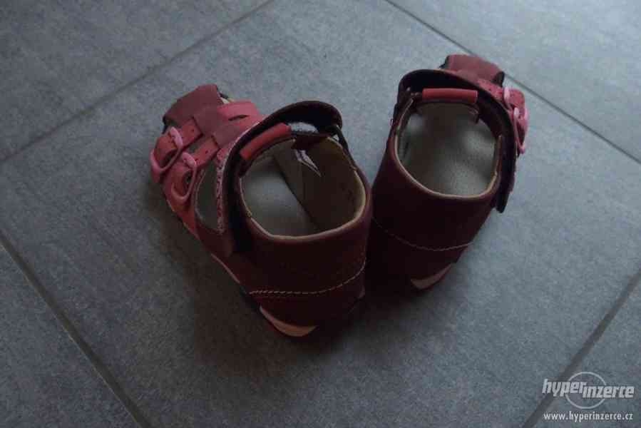 Růžové kožené sandálky-nové - foto 3