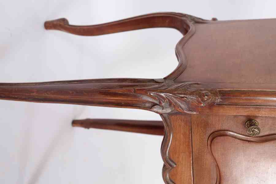 Neorokokový noční stolek s mramorem - foto 6