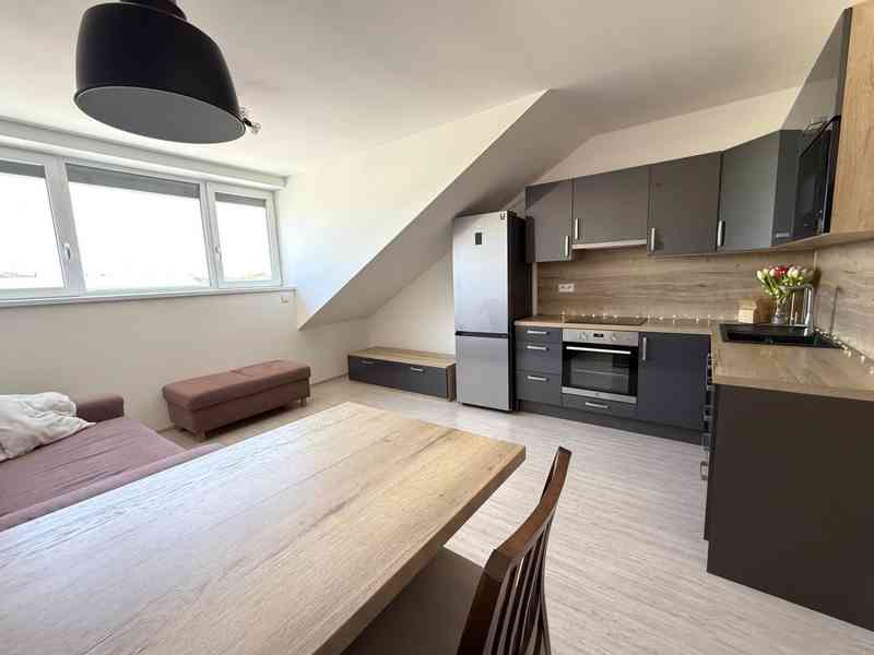 PRONÁJEM MODERNÍHO BYTU 2+KK S TERASOU A VÝHLEDEM NA BRNO - foto 12