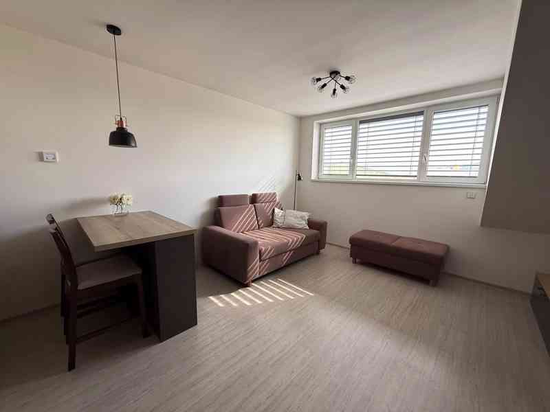 PRONÁJEM MODERNÍHO BYTU 2+KK S TERASOU A VÝHLEDEM NA BRNO - foto 18