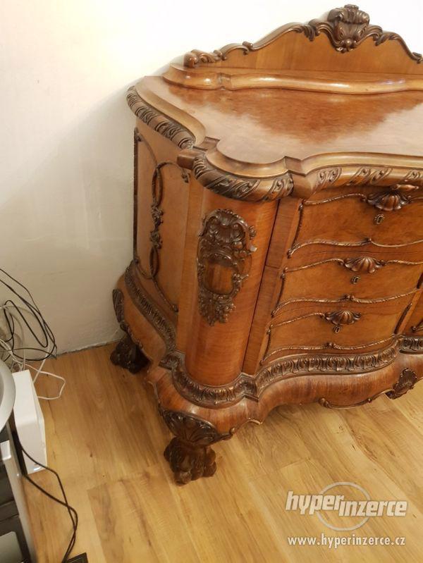 Zakázkově dělaný starožitný nábytek z Vídně - foto 36