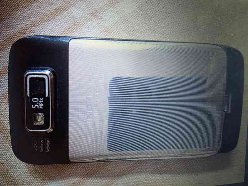 Mobilní tlačítkový telefon Nokia E72 - foto 2