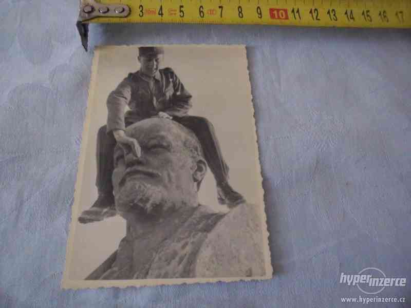 Voják z fronty na velké soše Lenina - foto - foto 1