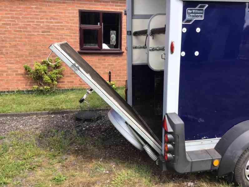 Přívěs pro přepravu koní Ifor Williams HB 511 2018 - foto 4