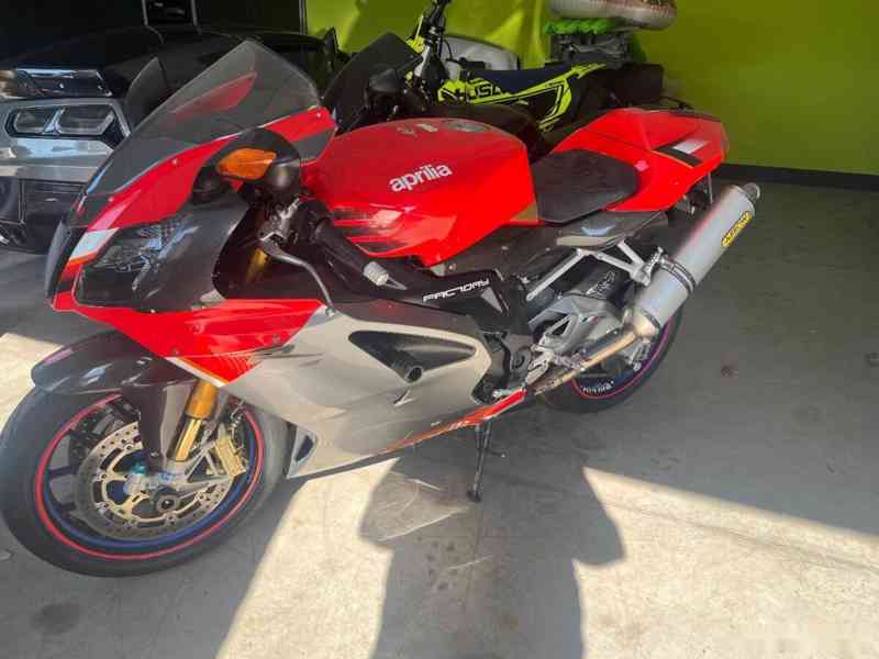 Aprilia RSV 1000 RR Factory Carbon rok 2006 - foto 4