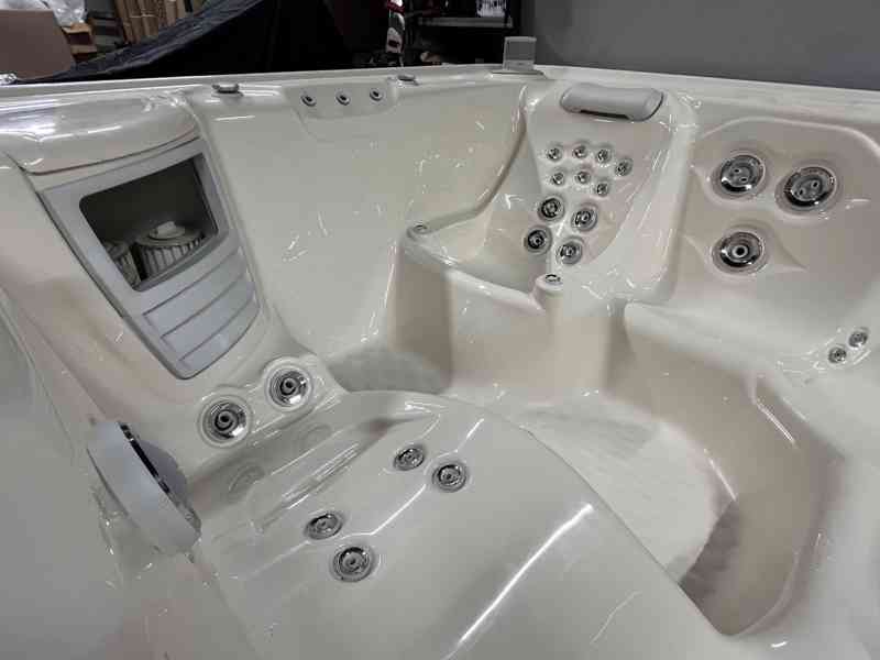 Vířivá vana Envoy HotSpring - foto 4