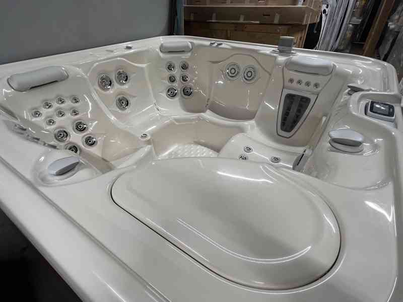 Vířivá vana Envoy HotSpring - foto 3