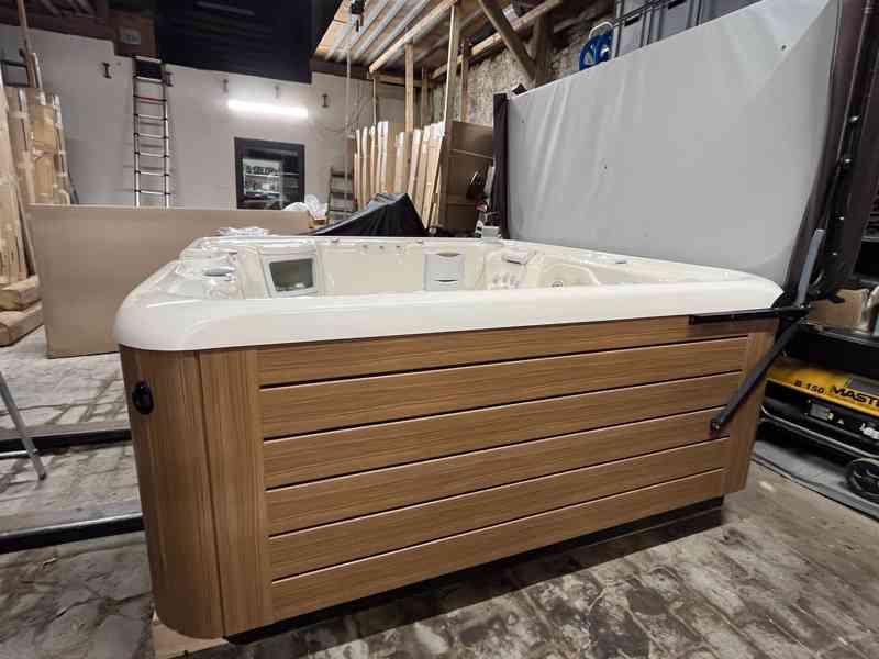 Vířivá vana Envoy HotSpring - foto 10