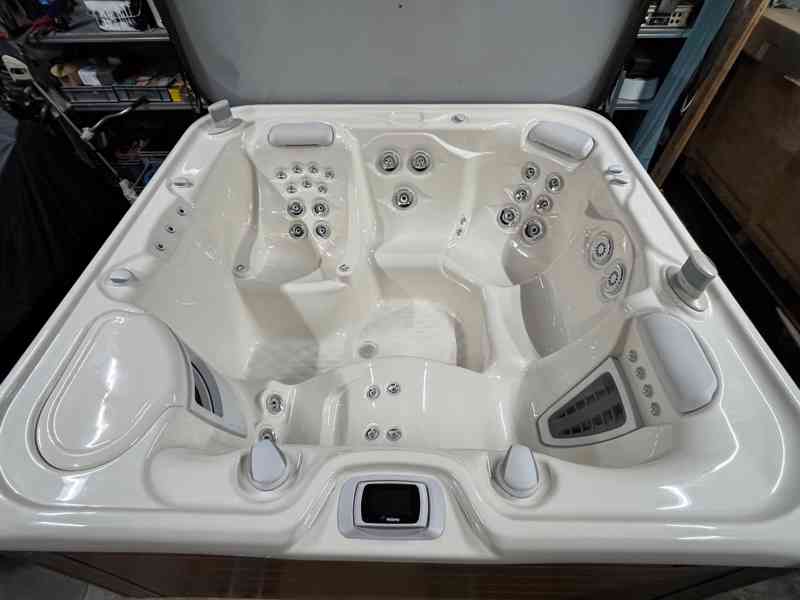 Vířivá vana Envoy HotSpring - foto 2