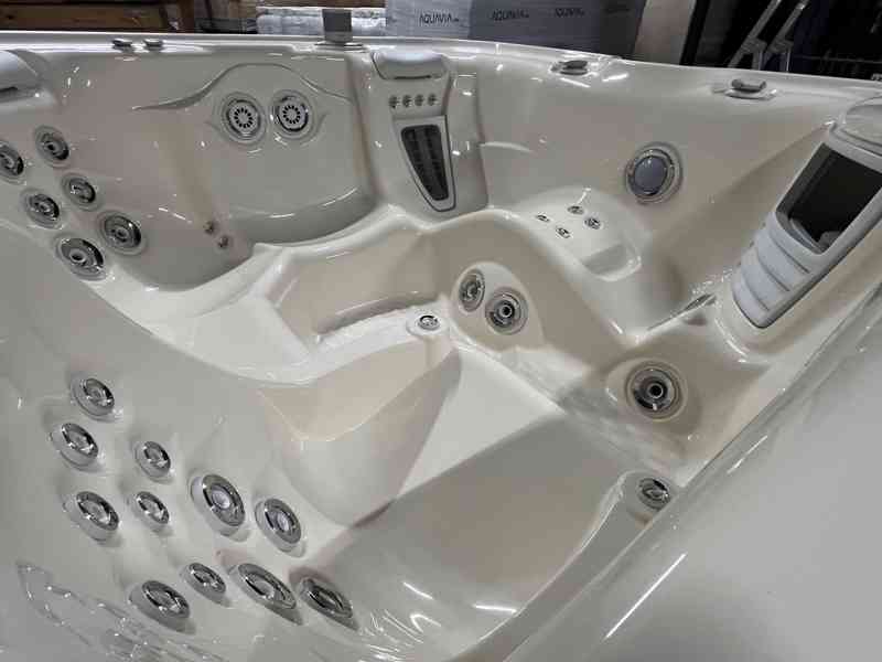 Vířivá vana Envoy HotSpring - foto 6