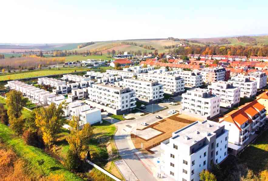 Prodám kryté garážové stání ve Slavkově u Brna - foto 12