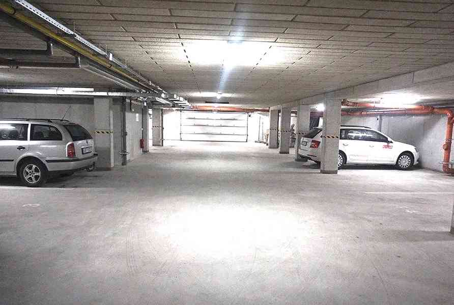 Prodám kryté garážové stání ve Slavkově u Brna - foto 6