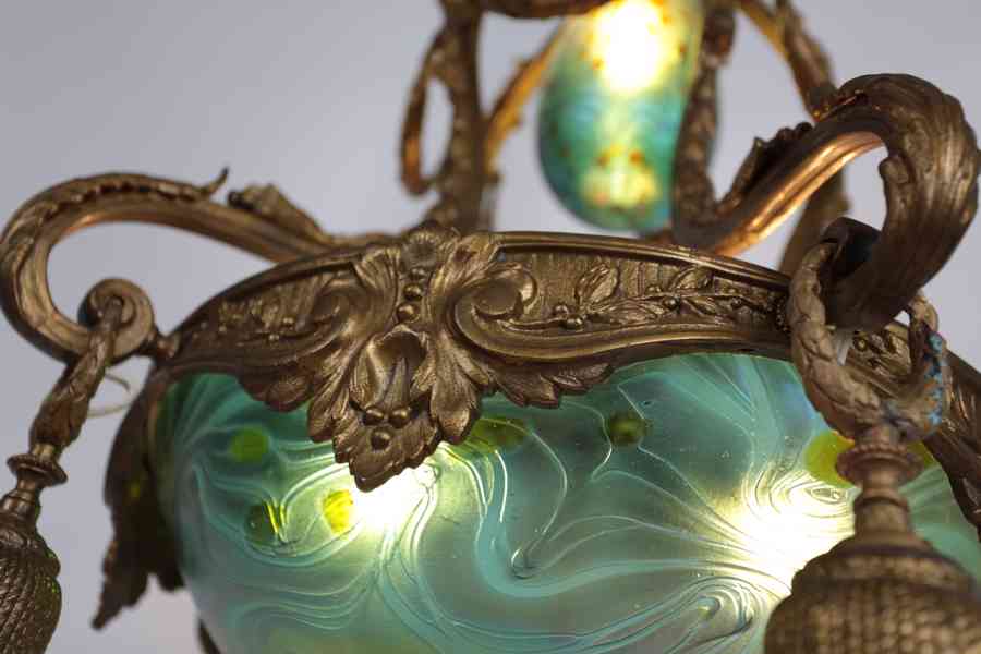 Secesní bronzový lustr  se stínidly z irizovaného - foto 5