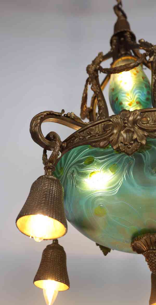 Secesní bronzový lustr  se stínidly z irizovaného - foto 6