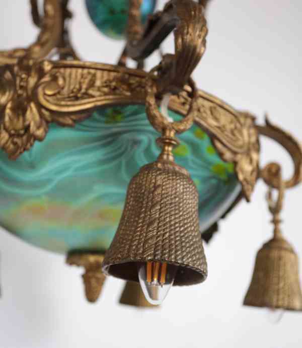 Secesní bronzový lustr  se stínidly z irizovaného - foto 11