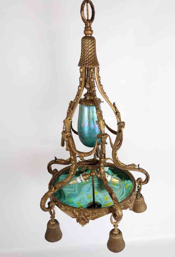 Secesní bronzový lustr  se stínidly z irizovaného - foto 12