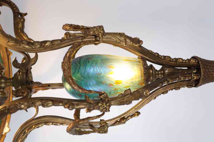 Secesní bronzový lustr  se stínidly z irizovaného - foto 10
