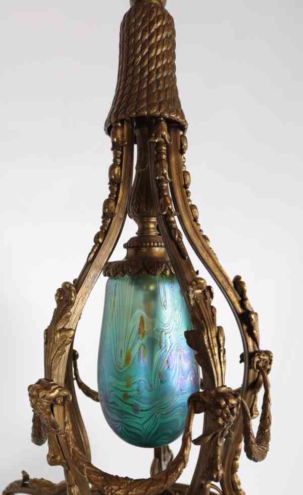 Secesní bronzový lustr  se stínidly z irizovaného - foto 4