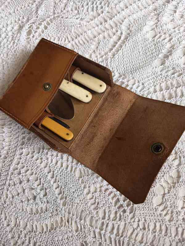 Předválečný příbor skládací v koženém pouzdře - foto 3