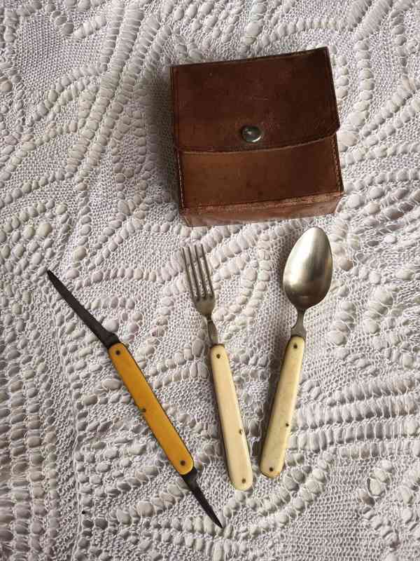 Předválečný příbor skládací v koženém pouzdře - foto 2