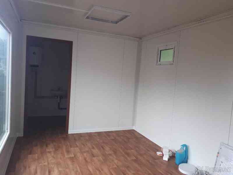 Obytný kontejner 3x8 m z PUR panelů - velké okno - foto 7