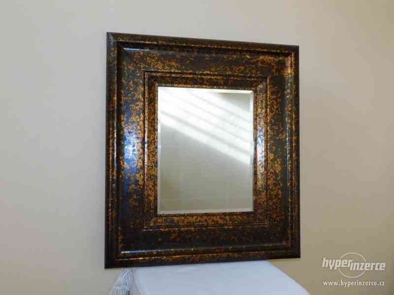 Velké zrcadlo v hnědozlatém rámu - foto 1
