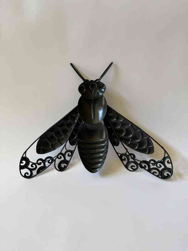Včela - modro černá kovová nástěnná dekorace - foto 2